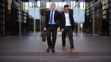 Kendinden emin ve başarılı iş adamları merdivenlerden inip şirket finansmanı hakkında konuşuyorlar. Ofisteki meslektaşlarım merdivenlerde sohbet ediyorlar. Orta yaşlı yöneticiler cesaretlerini kırıyor.