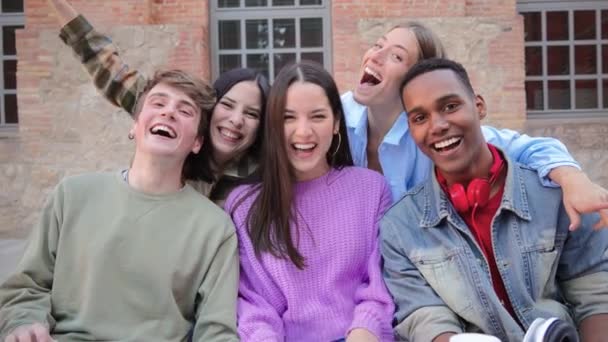 Kelompok Mahasiswa Muda Multirasial Tersenyum Dan Bersosialisasi Bersama Portrait Happy — Stok Video