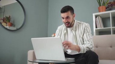Yakışıklı ve neşeli adam spor bahsini kazanıp dizüstü bilgisayarın önünde kutlama yapıyor. Kumar başvurusunu ya da kumarhaneyi izleyen başarılı bir genç. Heyecanlı taraftar erkek futbol takımına tezahürat yapıyor. Yüksek