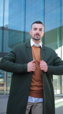 Dikey. Ciddi ve düşünceli ifadeli, iyi giyimli genç bir adam. Yakışıklı bir adamın kendine güvenen bir tavırla dışarı bakan bir portresi.