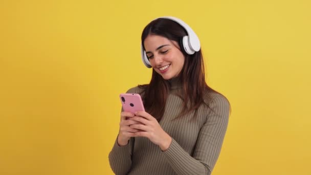 Gülümseyen Mutlu Genç Kadın Akıllı Telefonunu Kullanıyor Internette Sohbet Ediyor — Stok video