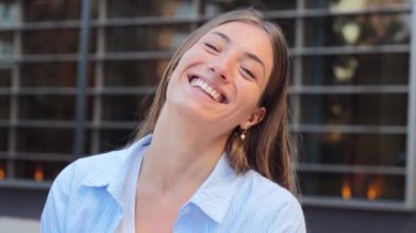 Neşeli ve sevimli genç sarışın bir kadının arkadaş canlısı yüz ifadesiyle bireysel videosunu kapat. Beyaz dişleriyle gülümseyerek kameraya bakan mutlu beyaz kız öğrenci.