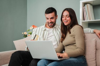 İnternette internette gezen mutlu, genç, beyaz bir çift dizüstü bilgisayarla evdeki bir satışı arıyor. Heyecanlı karı koca gülümsüyor ve oturma odasındaki bir kanepede oturan yeni bir daire arıyor. Yüksek