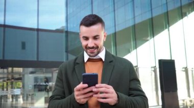 Cep telefonuyla bankacılık uygulaması kullanan iyi giyimli bir adam. Genç iş adamı akıllı bir telefonla sosyal medyada mesaj atıyor. Erkek çalışan, şehir merkezindeki işyerinde cep telefonundan e-posta okuyor. Yüksek