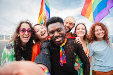 Mutlu çok ırklı genç yetişkinler eşcinsel gururunu kutlarken eğleniyor. Farklı yaş ve ırktan bir grup arkadaş LGBT sosyal partisinde eğleniyor. Cinsel haklar savunması festivali