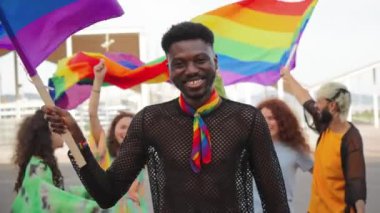 Mutlu çok ırklı genç yetişkinler eşcinsel gururunu kutlarken eğleniyor. Farklı yaş ve ırktan bir grup arkadaş LGBT sosyal partisinde eğleniyor. Cinsel haklar savunması festivali