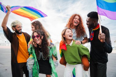Bir grup mutlu LGBT poeple performans sergiliyor, eşcinseller günü festivalinde eğleniyor ve dans ediyor. Çeşitli yetişkin arkadaşlar cinsel haklar yürüyüşünü kutluyor, özgürlükle eğleniyorlar. Yüksek