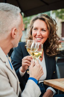 Dikey. Bar terasında kadeh kaldıran olgun bir çift. Orta yaşlı evli insanlar bir restoranda alkol içiyor. Yetişkin arkadaşlar bir barda buluşurken alkollü içeceklerle çakışıyorlar.