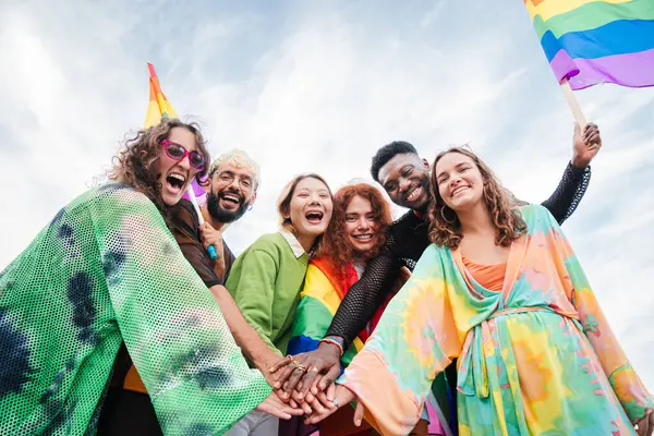 Bir grup LGBT genci eşcinsel onur geçidinde el ele tutuşuyor. Homoseksüel, lezbiyen ve trans cinsiyet arkadaşları topluluğu cinsel saygı ve birliğin sembolü olarak ellerini birleştirir. Yüksek kalite
