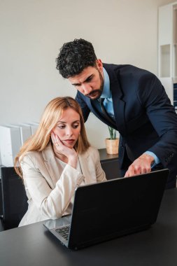 Dikey. Bir iş projesinde dizüstü bilgisayarla çalışan iki gerçek ofis arkadaşı. İş yerinde iş birliği yapan ortaklar. İdari bir toplantıda iş adamları. İş arkadaşları bilgisayar kullanıyor. Takım çalışması planlaması