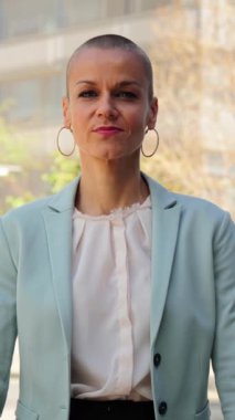 Dikey. İş yerinde kollarını kavuşturmuş kameraya bakan bir iş kadını. Şirket çalışanı ya da kadın ofis dışında gururlu bir tavırla çekildi. Ceketli CEO hanımın ön görüntüsü.