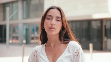 Ciddi bir ifadeyle kameraya bakan İspanyol bir kızın şahsi portresi. Tarafsız bir tavır takınan genç bir kadın. Sadece bir Latin kadın sakin bir tavırla bana bakıyor.