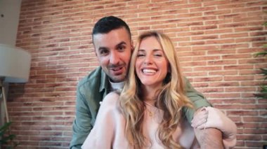 Heyecanlı çift pozitif hamilelik testini kutluyor, evde kucaklaşıyor ve gülümsüyor, bebek beklediklerine dair neşeli haberleri paylaşıyor, yeni aile yolculukları için mutluluk ve beklentilerini dile getiriyorlar.