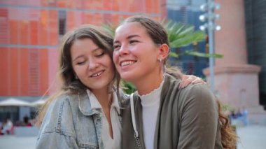 İki bayan arkadaş arasında neşeli bir sevgi anı. Biri yanaktan tatlı bir öpücük veriyor, mutluluğu, yakınlığı ve dışarıdaki arkadaşlığı paylaşıyor. Kız kardeşler iyi aile ilişkilerinin tadını çıkarıyorlar.