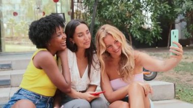 Akıllı Telefon, Arkadaşlık, Neşe ve Modern Moda Trendleri Takılırken Birlikte Eğlenceli Selfie Çeken Üç Farklı Genç Kadın. Cep telefonuyla Çekim Yapan Kızlar Grubu