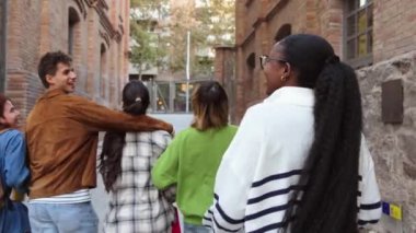 Afro-Amerikalı öğrenci elinde not defterleri tutarken, arkadaşları birbirini kucaklarken kameraya gülümserken, bir üniversite kampüsünde ya da lisede gençlik ve akademik hayatın özünü yakalıyor. Yüksek