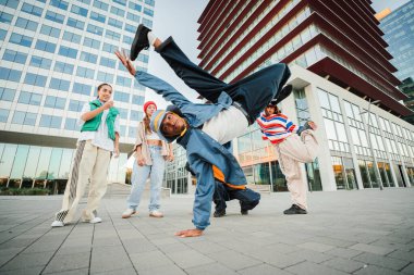 Heyecan verici Breakdance Sahnesi Yetenekli Sanatçılar HipHop Dans Yeteneklerini Enerjik Hareketler ve Şehrimizde İzleyicilerini Büyüleyen İhtiraslı İfadelerle Gösteriyorlar. Yüksek