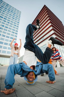 Dikey. Heyecan verici Breakdance Sahnesi Yetenekli Sanatçılar HipHop Dans Yeteneklerini Enerjik Hareketler ve Şehirli İfadeleri ile Göstererek Seyircilerini Büyülüyor