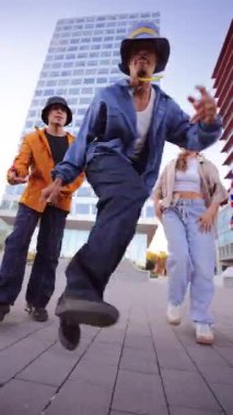 Dikey. Heyecan verici Breakdance Sahnesi Yetenekli Sanatçılar HipHop Dans Yeteneklerini Enerjik Hareketler ve Şehirli İfadeleri ile Göstererek Seyircilerini Büyülüyor