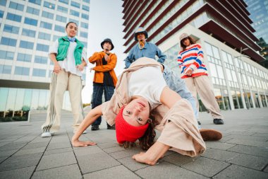 Yetenekli bir B-Kızı İnanılmaz Breakdance yeteneklerini Dondurucu Hareketi uygularken sergiliyor. Dansçılar Grubu onun performansını coşku ve enerjiyle destekliyor ve dans sahnesi yaratıyor.