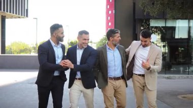 Kendine güvenen Profesyonel İş Adamları Grubu Karizmatik İfadelerle Birlikte Şık Giyiniyor. Erkekler Başarı ve Takım Ruhu Yayar, Kişisel Tarzlarını ve Güçlü Varlıklarını Gösterirler