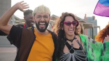 Neşeli Arkadaşlar Neşeli bir atmosferde Birlikte Dans Ettikleri ve Birlikte Olma Ruhunu Mutlulukla Dolu Eğlenceli ve Enerjik Bir Toplantıda Kucakladıkları Gülüşmeler ve Heyecanla Kutluyorlar