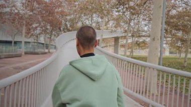 Heyecanlı Olgun Kadın Çevredeki Ağaçların Tadını Çıkartırken Eğri Yol 'da Koşu Rutinine Aktif Bir Katılımda Bulunarak Sağlığa ve Fitness' e Bağlılık Gösteriyor. Ağır çekim. Yüksek