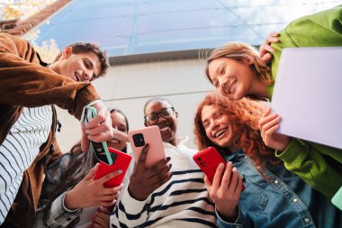 Neşeli bir grup arkadaş heyecanlı bir heyecan ve bağlantı atmosferinde eğlenirken akıllı telefonlarını paylaşıyor ve canlı sohbetler yapıyorlar. Yüksek