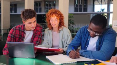 Akademik projelerde birlikte çalışan üç hevesli öğrenci, bir üniversite kampüsündeki arkadaşça bir toplantıda fikirlerini paylaşırken ve önemli kavramları tartışırken,