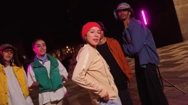 Çeşitli arkadaş grupları gece canlı bir şehir ortamında bir araya gelerek, hip hop ve rap kültürüne olan tutkularının keyfini çıkarırken eşsiz stillerini ve enerjik enerjilerini sergilediler. Yüksek kalite