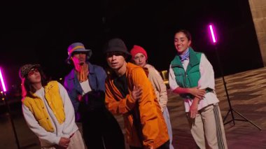 Enerjik bir grup arkadaş, hareketli bir şehir ortamında birlikte dinamik dans hareketleri sergiliyor, hip-hop kültürüne olan tutkularını ve hareketli ifadelerini canlı bir eğlence gecesinde sergiliyorlar. Yüksek