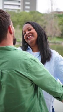 Sevgi dolu bir çift, birlikte özel bir anın tadını çıkarıyor. Mutluluk, güven ve derin duygusal bağlar saçan sıcak bir kucaklaşmayı paylaşıyor. İnsan ilişkilerinin güzelliğini ve gücünü gösteriyor.