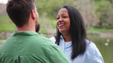 Sevgi dolu bir çift, birlikte özel bir anın tadını çıkarıyor. Mutluluk, güven ve derin duygusal bağlar saçan sıcak bir kucaklaşmayı paylaşıyor. İnsan ilişkilerinin güzelliğini ve gücünü gösteriyor.