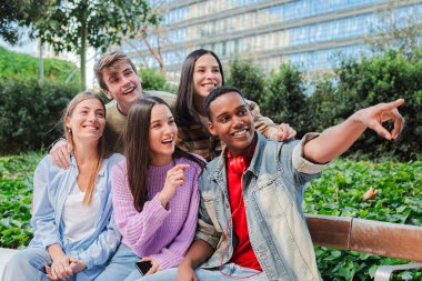 Enerjik dostların dinamik bir araya gelmesi, büyüleyici bir şeye işaret ederken kahkaha ve heyecanı paylaşmaları, gençlik ve arkadaşlığın ruhunu, hoş bir bağ anında somutlaştırması