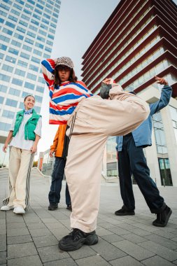 Canlı bir grup arkadaş coşkulu ifadeler ve enerjik pozlar sergiliyorlar, şehir kültürü ve yaratıcılığına olan tutkularını sergiliyorlar, bir topluluk duygusunu somutlaştırıyorlar ve mutluluklarını paylaşıyorlar.