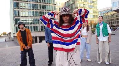 Canlı bir grup arkadaş coşkulu ifadeler ve enerjik pozlar sergiliyorlar, şehir kültürü ve yaratıcılığına olan tutkularını sergiliyorlar, bir topluluk duygusunu somutlaştırıyorlar ve mutluluklarını paylaşıyorlar.