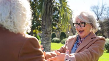 İki son sınıf öğrencisinin sevgisini sıcak bir kucaklama ile ifade ettiği dokunaklı bir an. Sevgi ve neşe saçan bir birliktelik ve duygusal bağın göstergesi.