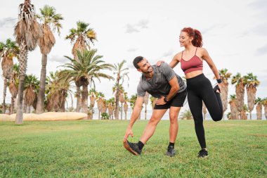 Kendini adamış çift, esnekliklerini arttırmak ve genel fitness seviyelerini yükseltmek için etkili bir bacak esnetme egzersizi yapıyor ve sağlıklı ve aktif bir yaşam tarzına olan bağlılıklarını gösteriyorlar.