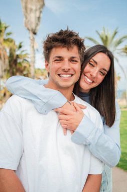 Sevgiyi ve mutluluğu paylaşan neşeli bir çift, birbirlerine olan sevgilerini ve bağlantılarını kalpten bir anda gösterirler..