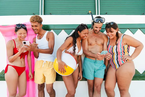 Neşeli arkadaşlar sahilde toplanır, akıllı telefonlarıyla meşgul oldukları anları ve kahkahaları paylaşır, mutluluk ve bağlarla dolu güneşli bir yaz günü anılarını yakalarlar..