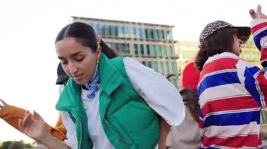 Etkileyici dans hareketleri yapan bir grup arkadaş bireyselliklerini ve enerjilerini ifade ederek performansları boyunca yaratıcılık ve neşe dolu heyecan verici bir atmosfer yaratıyorlar..