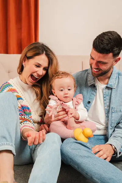 Zevkli bir aile deneyimi: ebeveynler, küçükleriyle oynarken kahkaha ve neşe paylaşıyorlar, sevgi ve mutlulukla dolu sıcak bir ortamda unutulmaz anılar yaratıyorlar..