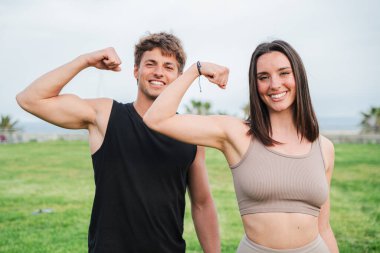 Etkileyici güç ve uygunluklarını gösteren dinamik bir çift güçlü kollarını neşe içinde birbirlerine uzatarak spor yaparken eğlence ve coşku dolu bir ruhu somutlaştırıyorlar..