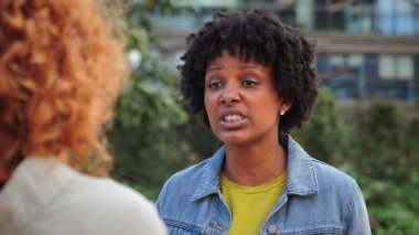 İki kadın duygularını ifade ederken hararetli bir tartışma başlar. Öfke, hayal kırıklığı ve insanlar arası ilişkilerde çatışma çözümünün karmaşıklığı..