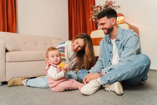 Ailelerin, sevimli bebekleriyle neşe içinde eğlendikleri, birlikte eğlenceli etkileşimlerden zevk aldıkları, kahkahalar ve şefkatle dolu uzun süreli anılar yarattıkları yürek ısıtan bir aile anı..