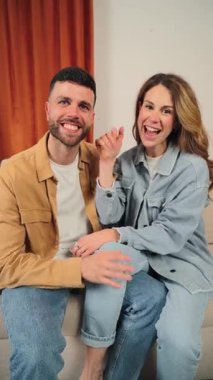 Hamilelik testi yapan heyecanlı bir çift, heyecan verici haberleri kapalı bir mekanda kutluyor. İfadeleri birlikte gelecek için sevgi ve beklenti yayıyor..