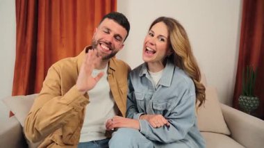 Neşeli çift, sıcak ve davetkar bir atmosferde sevgi ve mutluluk sergileyerek, sıcak oturma odalarında pozitif bir test yaparken, heyecanlı hamilelik haberlerini sevinçle kutluyor..