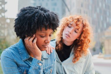 Samimi bir anda, biri diğerinin hayatındaki zorluklarla yüzleşmesine duygusal destek sağladığı için iki arkadaş derinden bağlanır. Bağları, zor zamanlarda gerçek dostluğu ve özeni yansıtır..