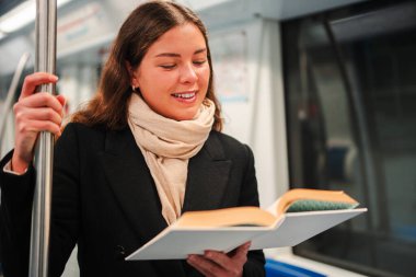Odaklanmış bir bayan yolcu metroda büyüleyici bir kitap okumakla çok meşgul. Günlük yolculuğunun tadını çıkarıyor. Önündeki edebiyat dünyasının heyecanı ve hikayesinde kayboluyor..
