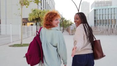 Arkadaşlık ve gençlik enerjisiyle dolu bir maceraya başlarken birbirlerine yakın yürüyüp kahkahalarını ve yoldaşlıklarını paylaşan neşeli bir öğrenci grubu..